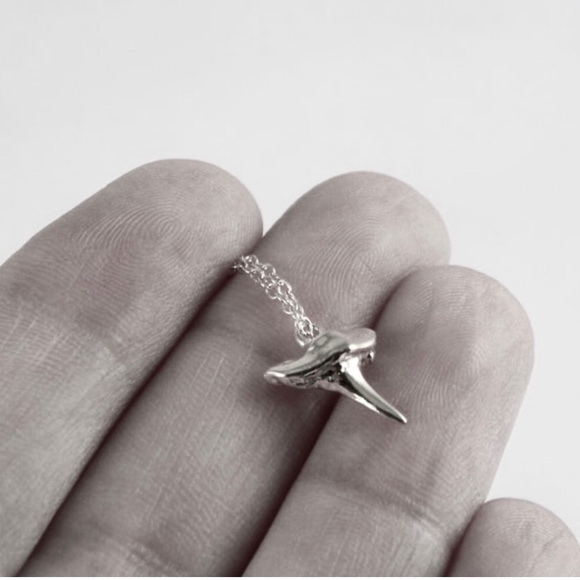 ✨✨Tiny Silver Shark Tooth Ankle Bracelet ✨✨ - Picture 2 of 5